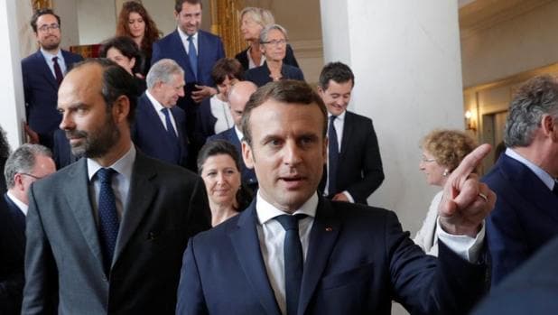 El presidente Macron y su Gabinete, integrado por varias familias políticas, este jueves en el Elíseo