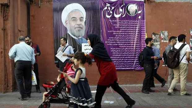 Un cartel electoral de Rohani en las calles de Teherán