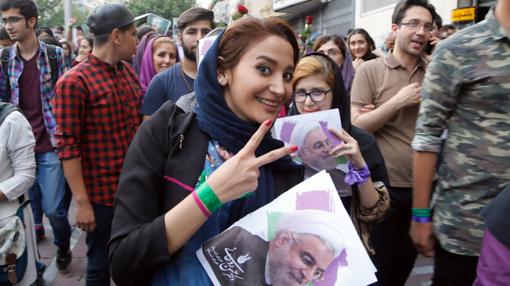 Una seguidora de Rohani celebra la victoria del presidente en las calles de Teherán