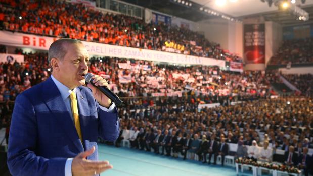 El presidente Erdogan, durante su discurso en el Congreso Extraordinario del partido islamista AKP, este domingo en Ankara