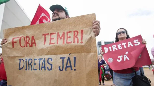 Manifestantes piden la renuncia del presidente Michel Temer este domingo en Brasilia