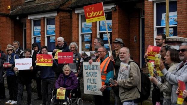 Un grupo de manifestantes laboristas junto a la sede de la Asociación Conservadora de Ealing mientras Theresa May pronunciaba un discurso, este sábado en el oeste de Londres