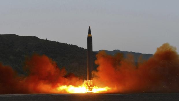 Fotografía de fecha desconocida que muestra el lanzamiento de un misil en Corea del Norte.