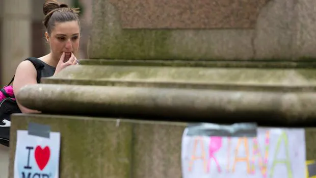Una mujer se detiene ante un memorial por las víctimas del atentado de Mánchester