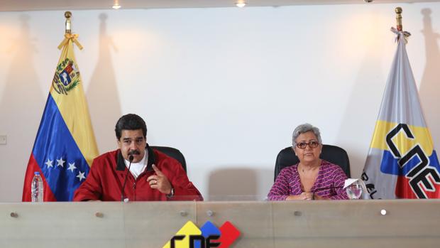 A la izquierda, Nicolás Maduro; a la derecha, la presidente del Consejo Nacional Electoral, Tibisay Lucena
