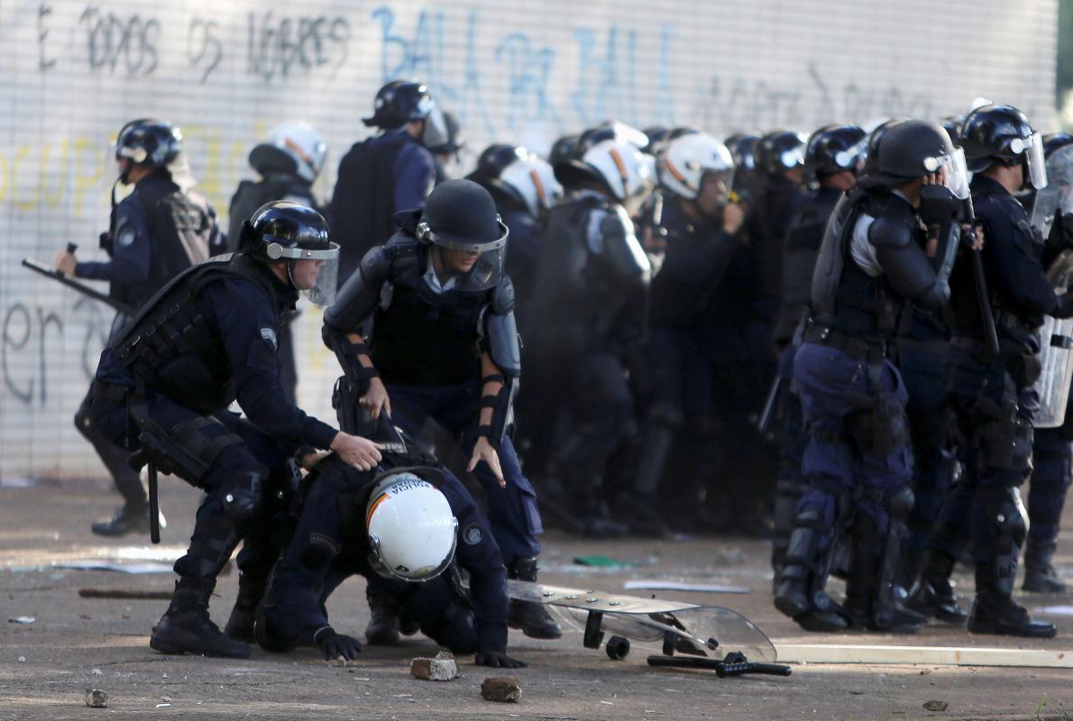 Varios policías tratan de ayudar a un compañero herido durante las protestas en Brasilia