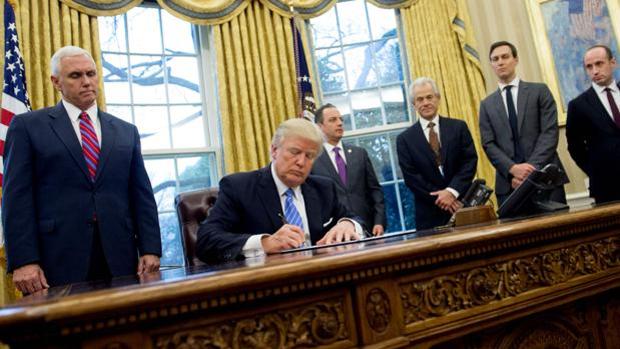 Donald Trump firma su famoso veto migratorio