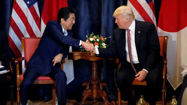 Donald Trump y el primer ministro japonés, Shinzo Abe
