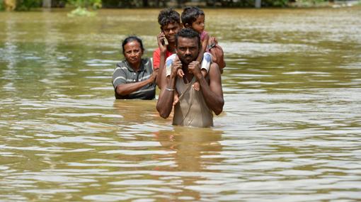 Ciudadanos de Sri Lanka caminan por las calles inundadas de Kaduwela