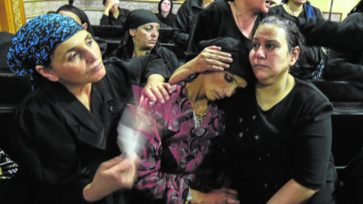 Familiares de víctimas durante los funerales celebrados ayer