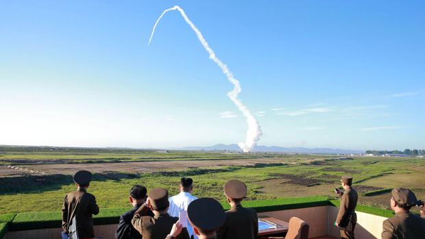 El líder norcoreano, Kim Jong-un, observa el lanzamiento del misil balístico