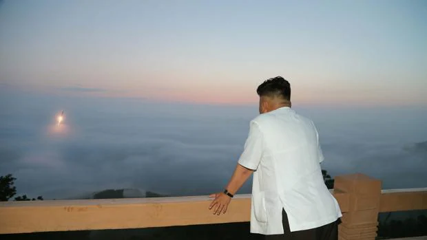 Fotografía de archivo de Kim Jong-un, mientras observa durante el lanzamiento de un misil balístico