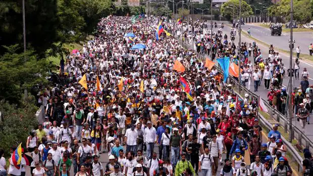 Manifestantes de opositores participan en una protesta el pasado lunes en Caracas