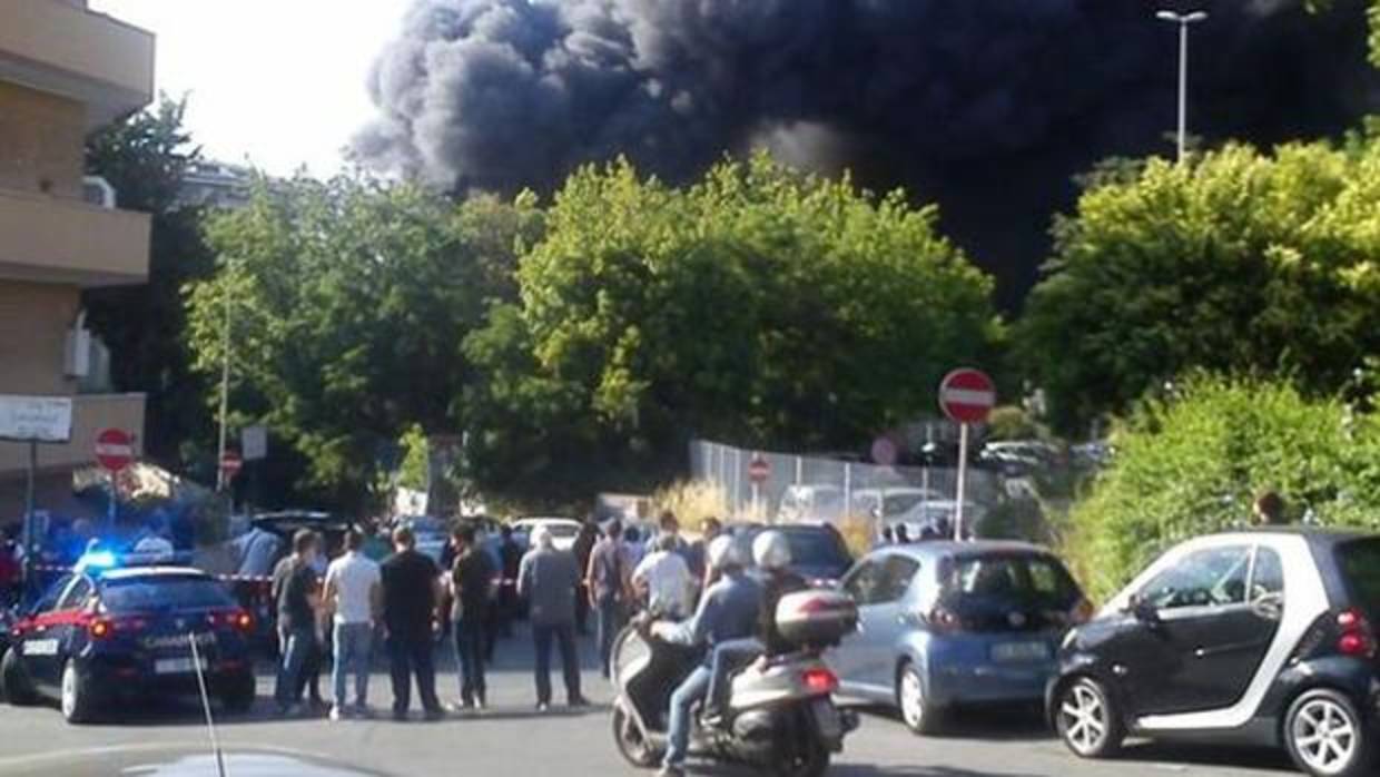 Un espectacular incendio en un depósito destroza más de 50 coches en Roma