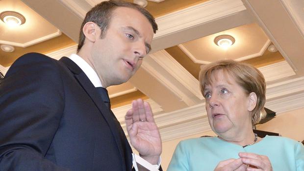 El presidente galo, Emmanuel Macron; la cancillera alemana, Angela Merkel, en la última cumbre del G7