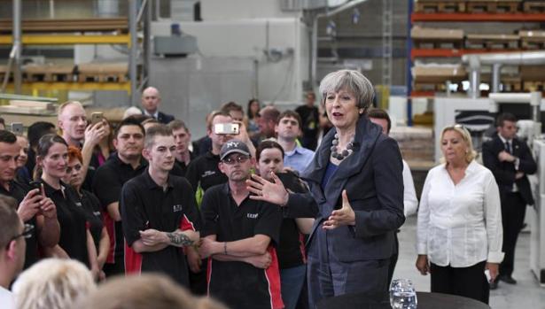 Theresa May ofrece un discurso a trabajadores de una empresa de muebles, este jueves en Pontefract