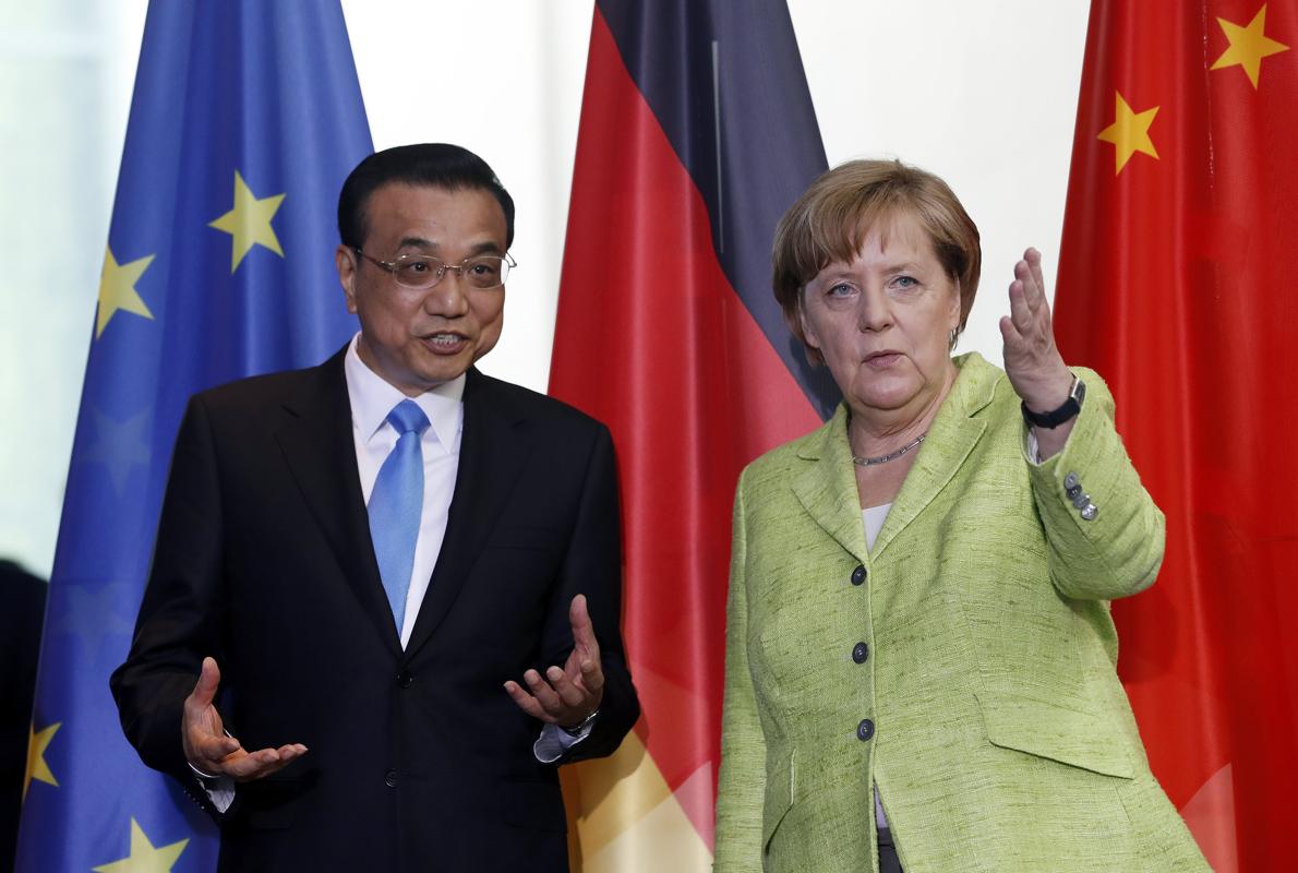 El primer ministro chino junto a Angela Merkel