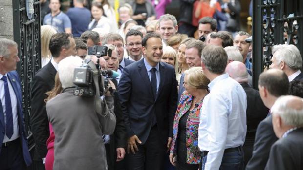 El nuevo líder del democristiano partido Fine Gael y futuro primer ministro, Leo Varadkar, saluda a sus partidarios tras ganar las elecciones internas del partido en Dublín