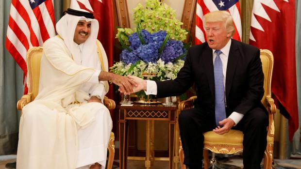 Sheikh Tamim Bin Hamad Al-Thani, emir de Qatar, junto a Donald Trump en la pasada Cumbre de Riad