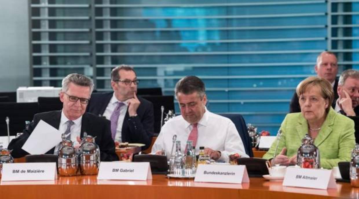 Angela Merkel, con Thomas de Maiziere (i) y Sigmar Gabriel (c), durante una reunión en la Cancillería con los dirigentes de los estados federados, este jueves en Berlín