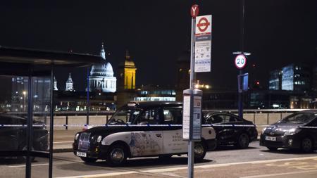 Coches parados en London Bridge