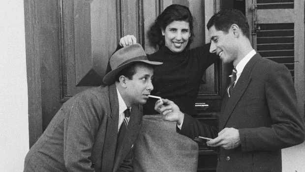 El director de cine libanés Muhamad Selman posando con unos amigos en 1950