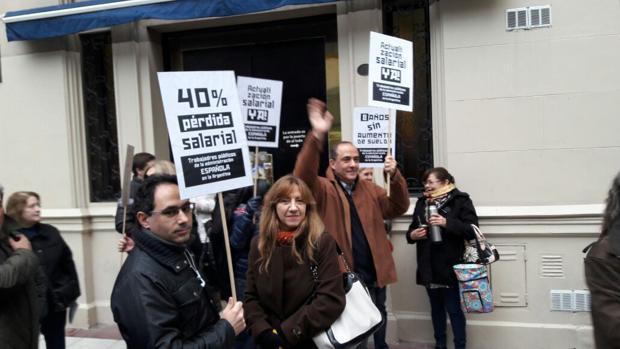 Trabajadores locales de la Embajada española en Argentina se manifiestan