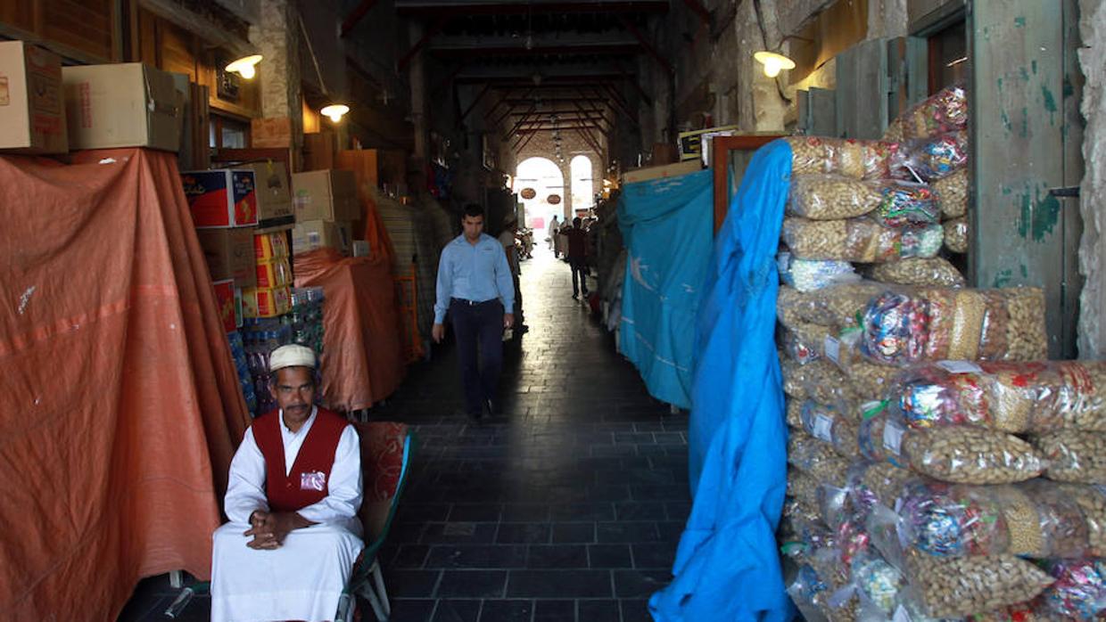 Cataríes acuden a un supermercado para comprar alimentos ante el temor de un posible desabastecimiento causado por la ruptura de relaciones entre países árabes con Catar, en Doha (Catar) EFE