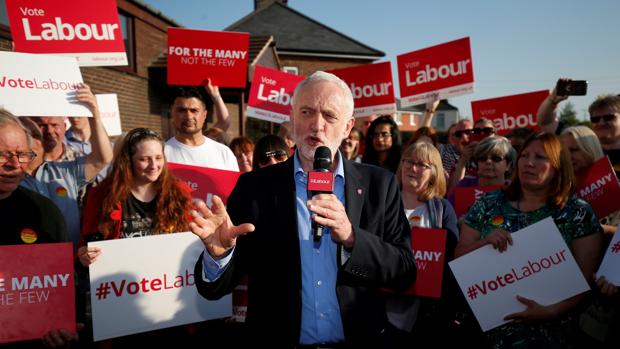 Jeremy Corbyn interviene durante un acto electoral el mes pasado en la localidad de Rotherham