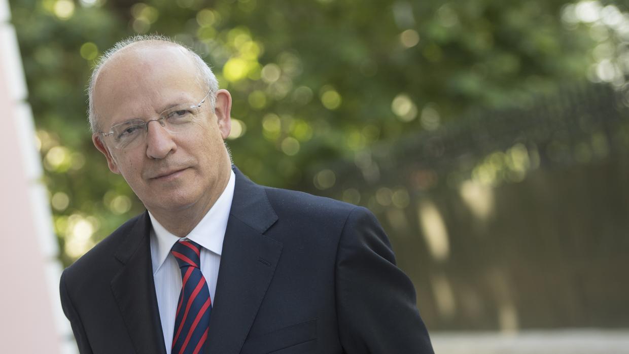 El ministro de Exteriores de Portugal, Augusto Santos Silva, en el exterior de la residencia del embajador en Madrid