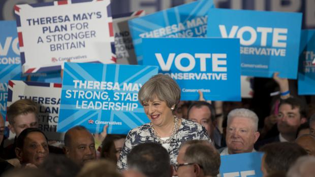 La primera ministra británica y líder del Partido Conservador, Theresa May, asiste a un acto de campaña