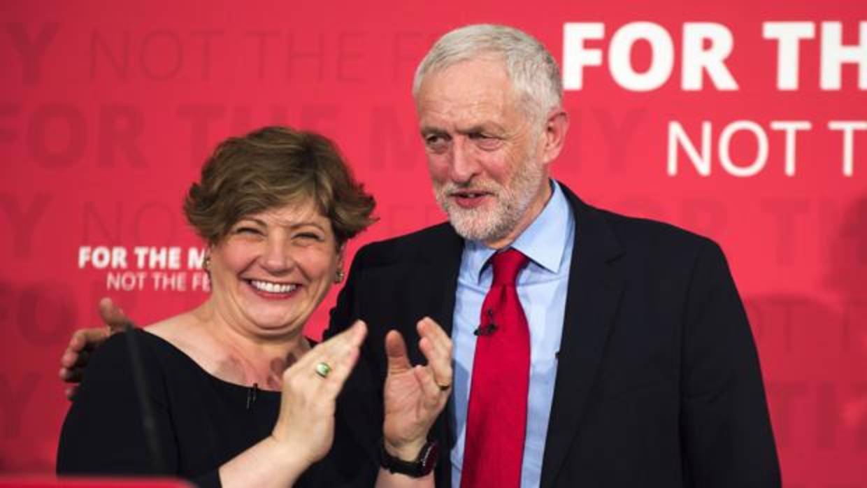 El líder laborista Jeremy Corbyn (d) posa con la portavoz de Exteriores de su partido Emily Thornberry (I)