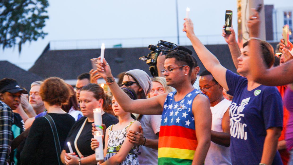 Homenaje a las víctimas poco después de la masacre en la discoteca Pulse de Orlando