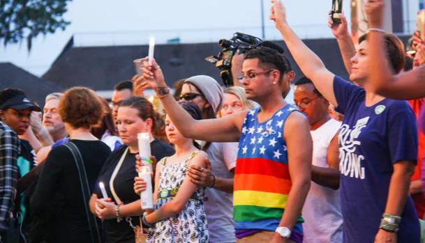Homenaje a las víctimas poco después de la masacre en la discoteca Pulse de Orlando