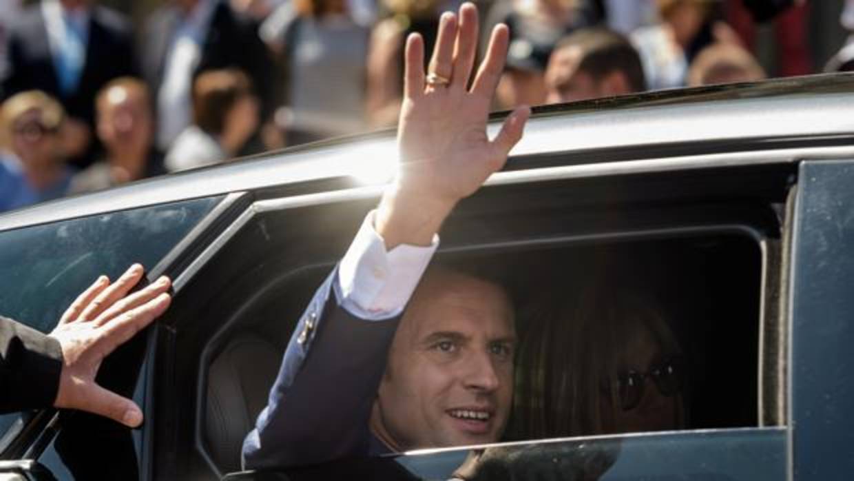 Macron tras votar en la primera ronda de las legislativas del domingo