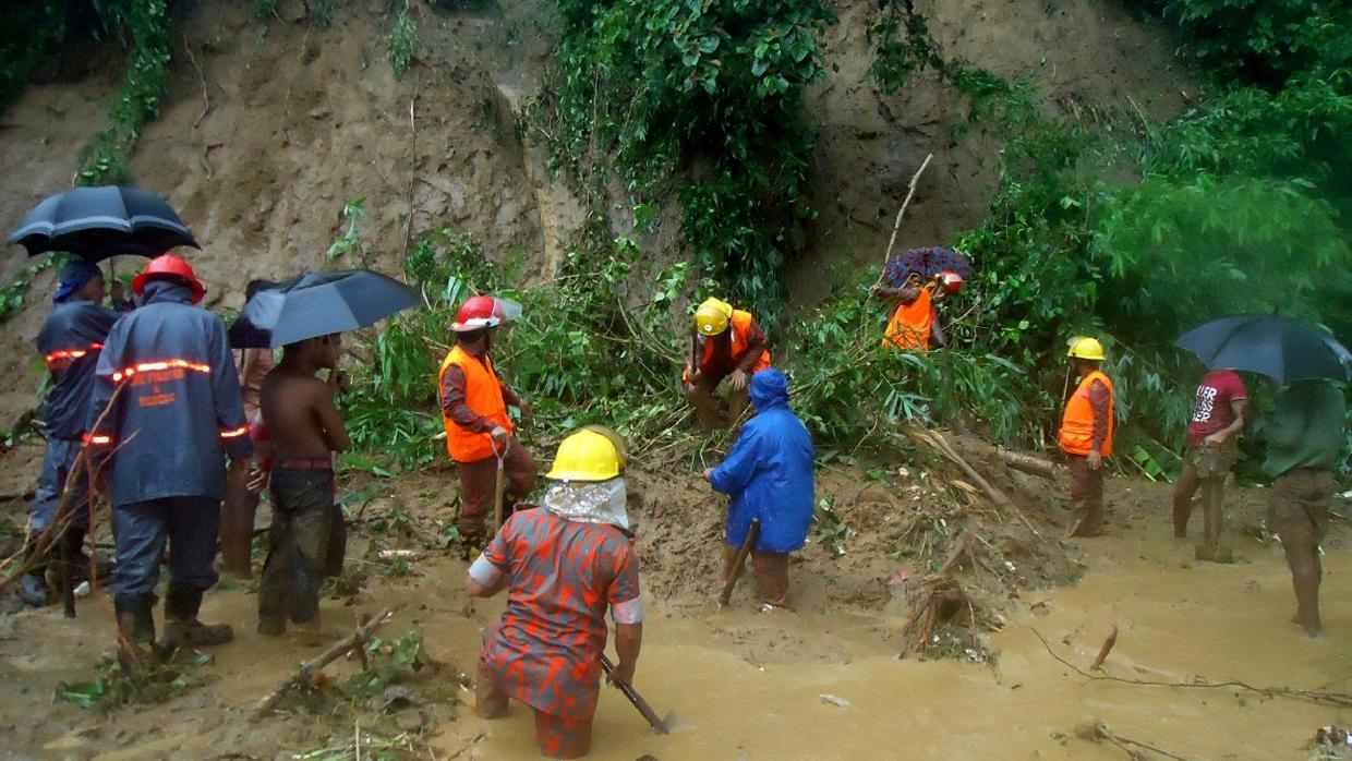 Los equipos de rescate trabajan en la zona en busca de supervivientes