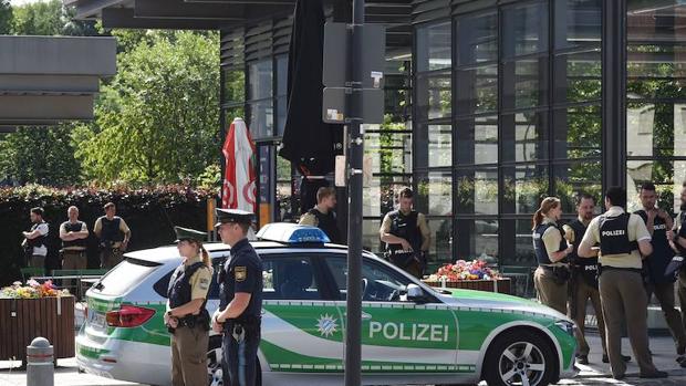 La Policía alemana en los alrededores del lugar donde se ha producido el tiroteo