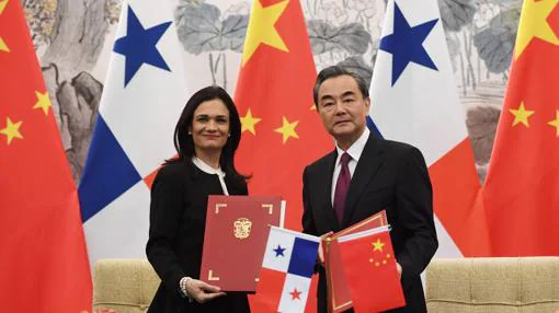 Isabel de Saint Malo y Wang Yi firmaron un comunicado conjunto que declara la intención de Panamá y China para establecer relaciones diplomáticas