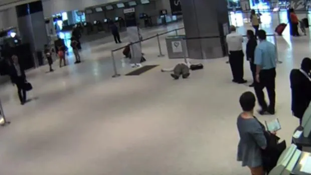 La humillación a un anciano de dos empleados de un aeropuerto de EE.UU. se hace viral en Youtube