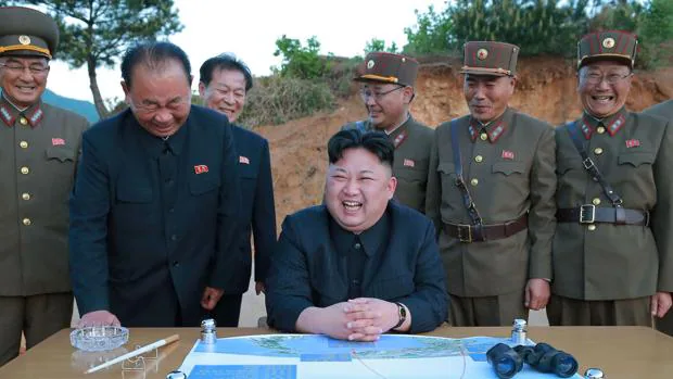 El líder norcoreano, Kim Jong-un, junto a varios altos mandos del Ejército
