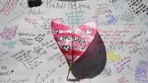 Mensajes de condolencia junto a la Grenfell Tower