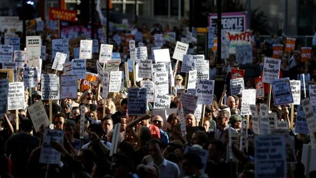 Manifestación fuera de la reunión de Theresa May con los afectadost