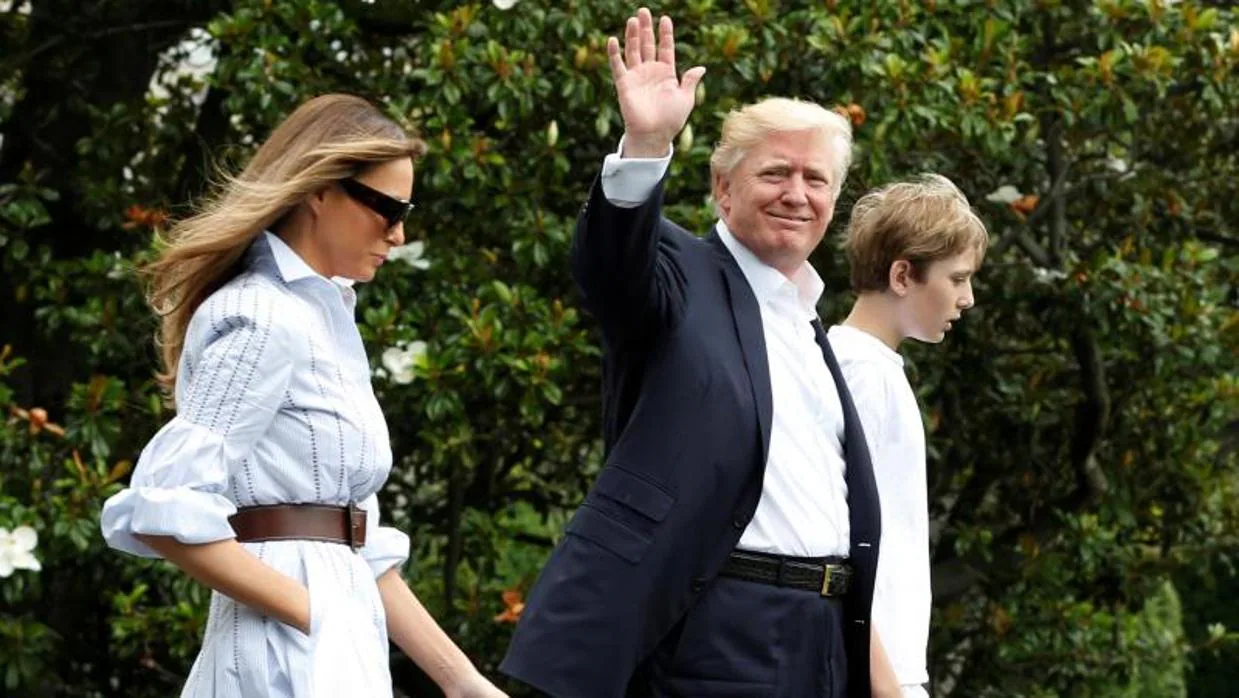 Donald Trump, su mujer, Melania, y su hijo, Barron, antes de trasladarse a Camp David este sábado