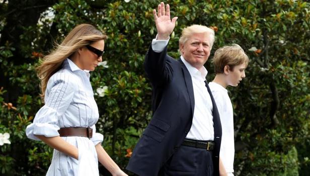 Donald Trump, su mujer, Melania, y su hijo, Barron, antes de trasladarse a Camp David este sábado