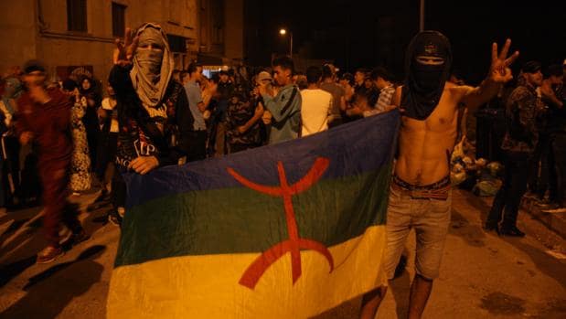 Dos jóvenes sostienen el pasado viernes una bandera amazig en una de las protestas en Alhucemas