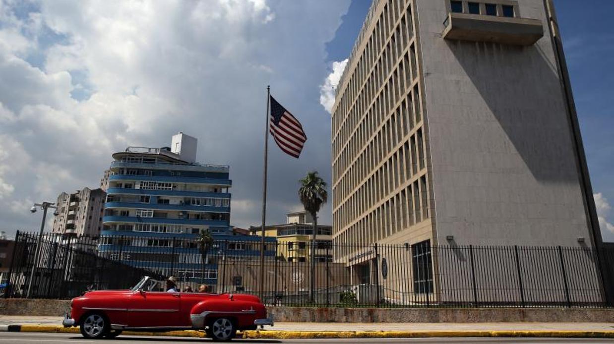 Un vehículo antiguo pasa junto a la Embajada de EE.UU. en La Habana el pasado viernes