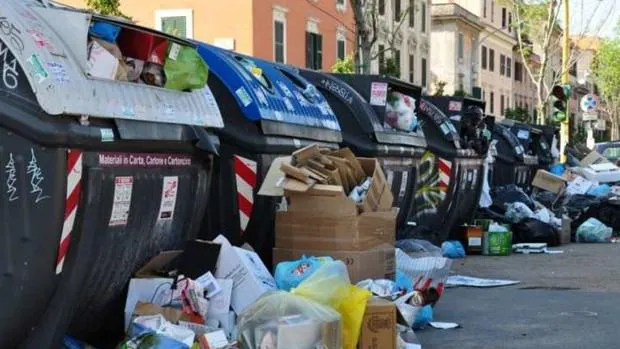 Basura acumulada en contenedores de Roma