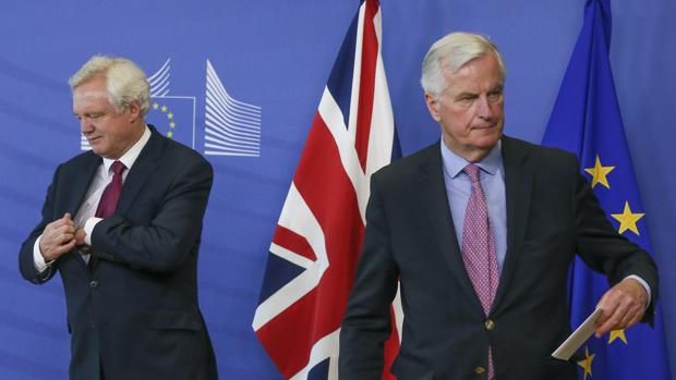 El secretario de Estado británico para el Brexit (izda) junto al negociador jefe de la Comisión Europea (CE), Michel Barnier (d), en Bruselas (Bélgica)