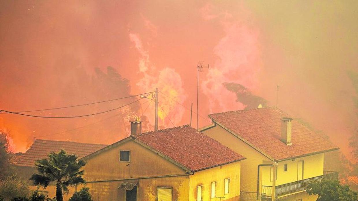 Fuego próximo a casas en Vale das Porcas, Alvaiazere, centro de Portugal, este domingo