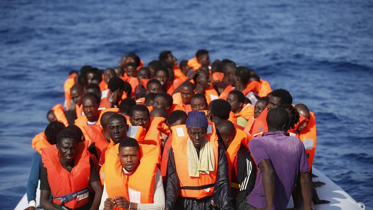 Fotografía cedida hoy, 20 de octubre de 2016, por la Crus Roja Italiana (CRI), que muestra una operación de rescate de inmigrantes en el Mar Mediterráneo